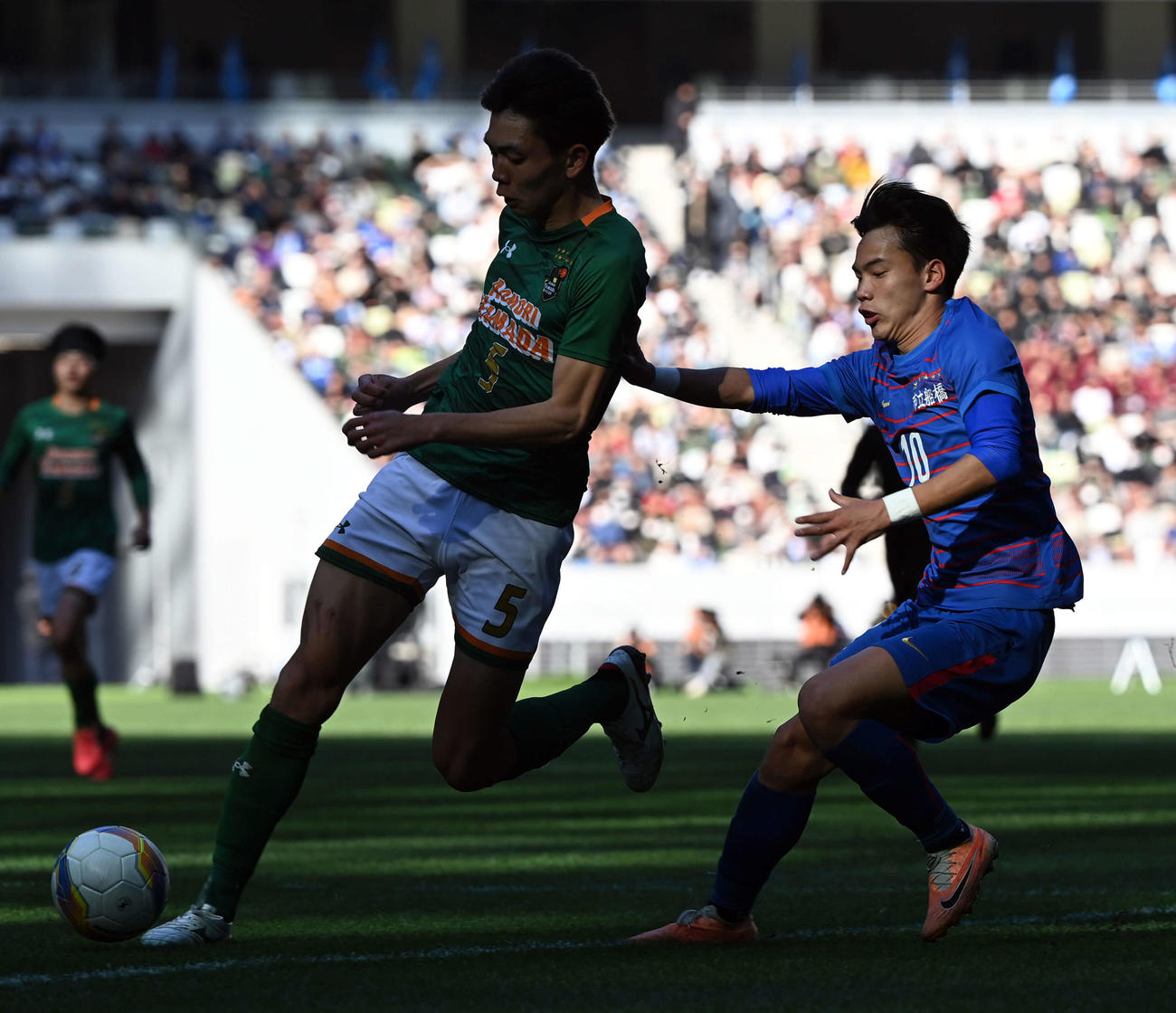 市船橋対青森山田　後半、市船橋・郡司（右）のマークに付く青森山田・小泉佳（撮影・たえ見朱実）