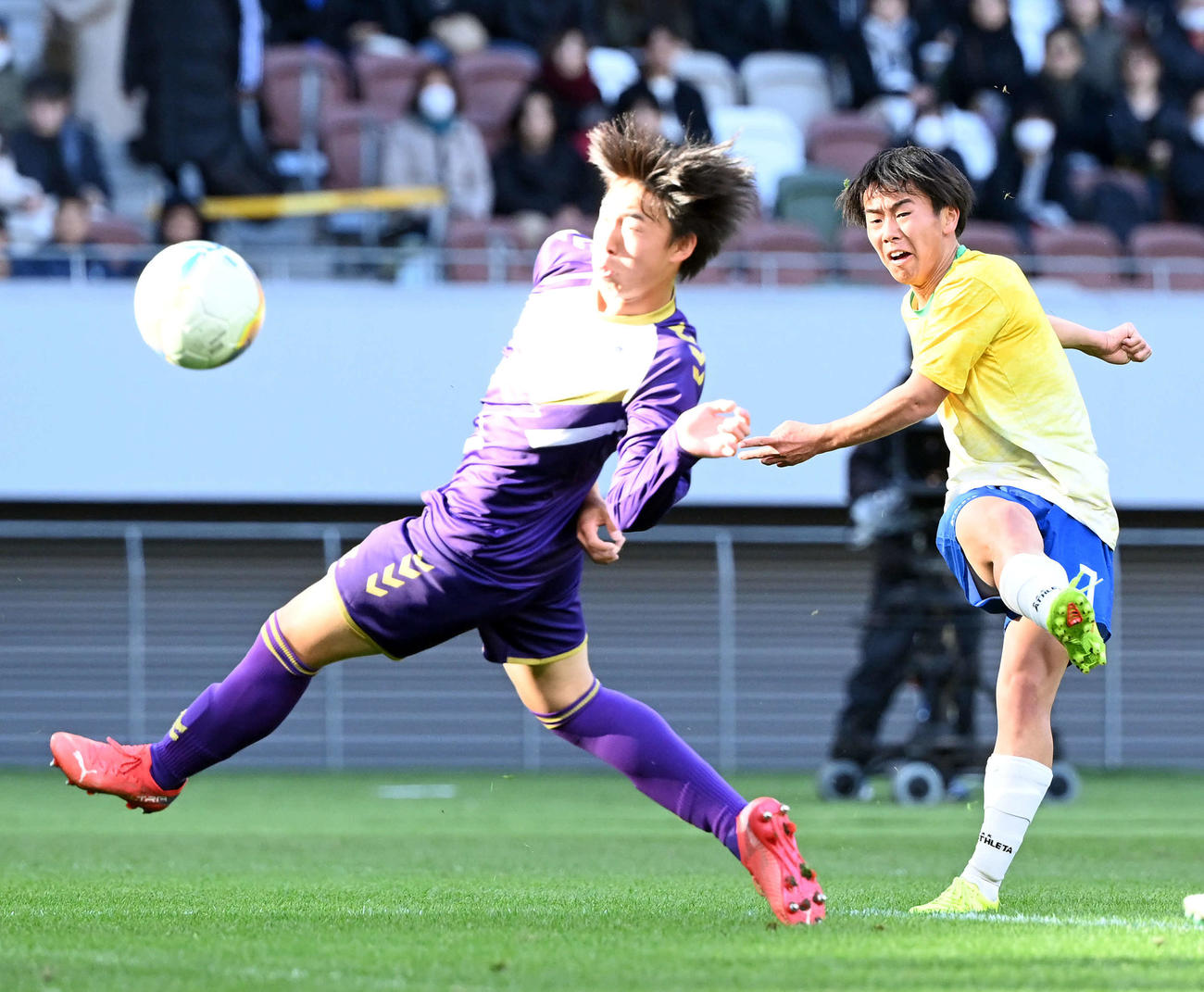 近江対堀越　前半、先制ゴールを決める近江・鵜戸（右）（撮影・たえ見朱実）