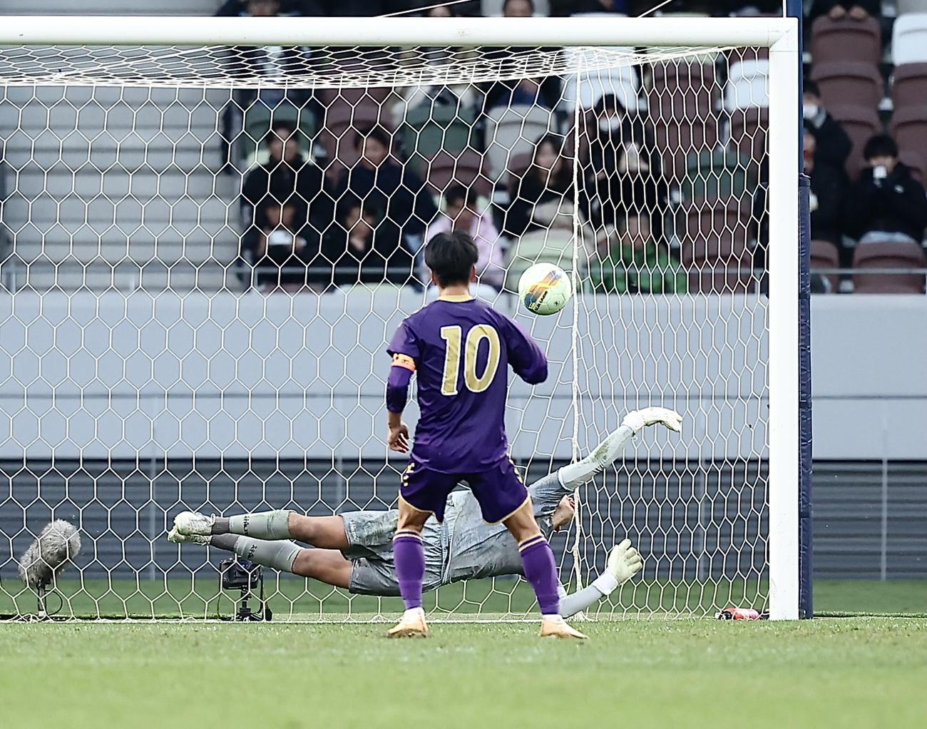 近江対堀越　後半、PKを決める堀越・中村（撮影・河田真司）