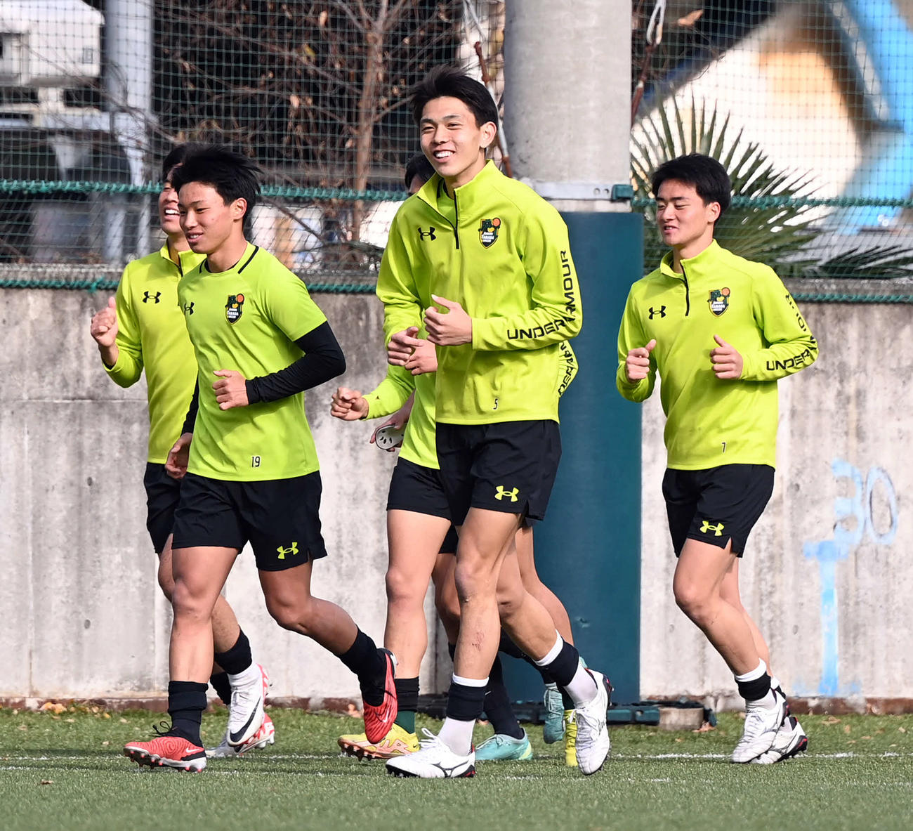 練習中笑顔を見せる、青森山田・小泉（中央）。左から池田、1人おいて谷川（撮影・たえ見朱実）