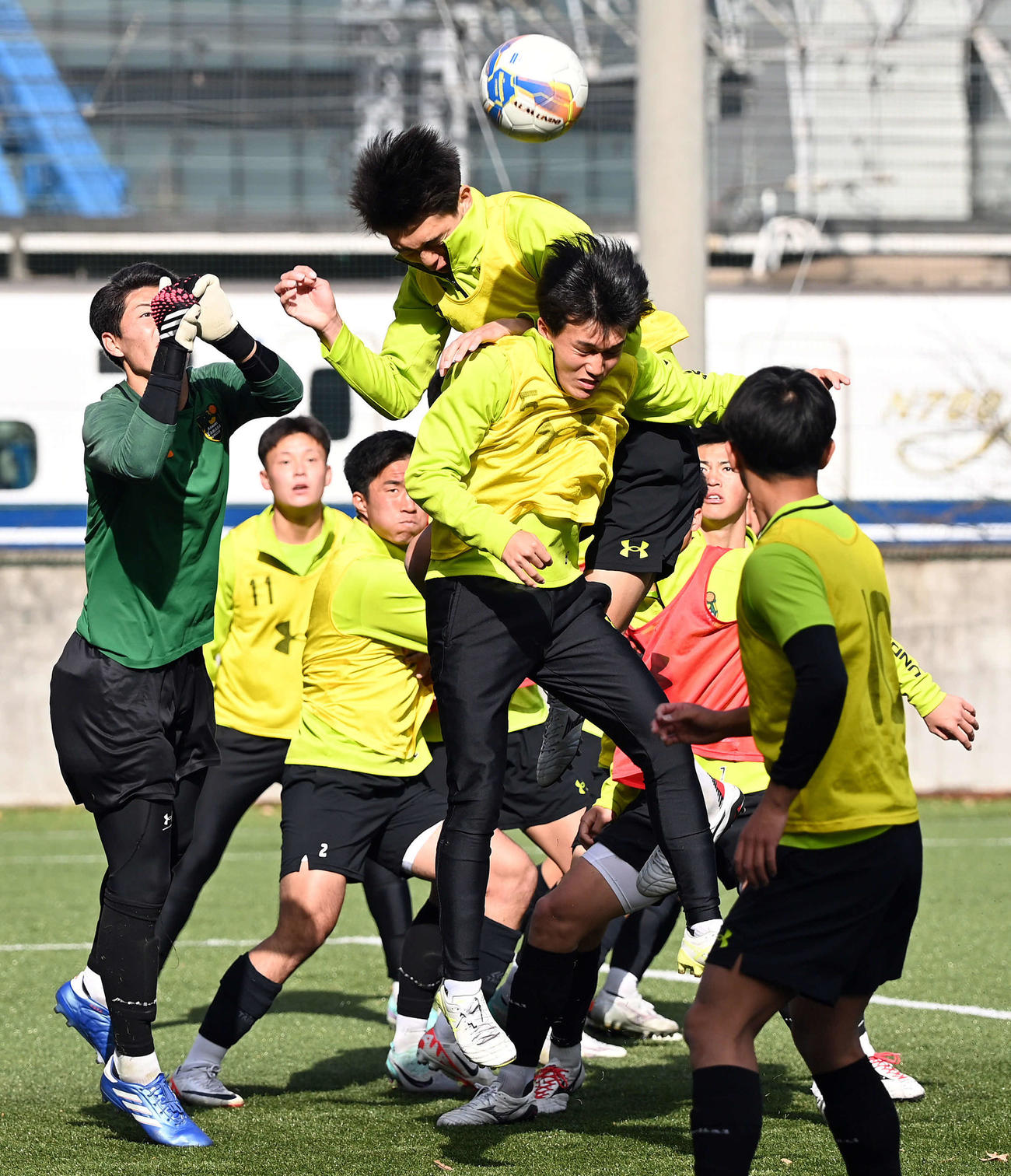 勢いよくゴール前に飛び込む青森山田・小泉。手前は川原（撮影・たえ見朱実）