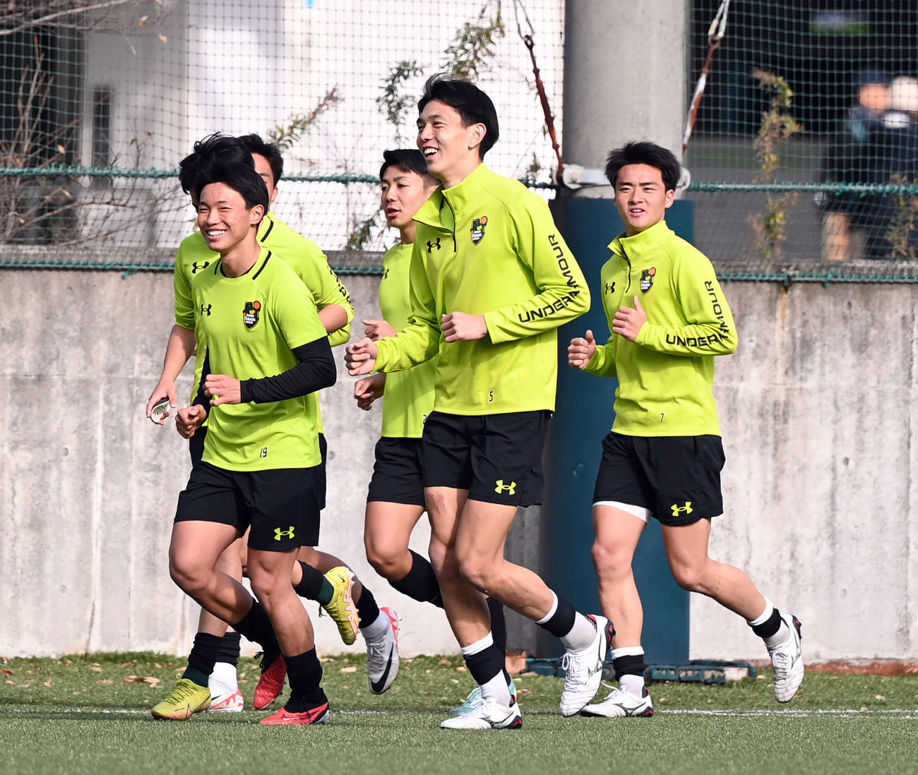 練習中笑顔を見せる、青森山田・小泉（中央）。左から池田、1人おいて谷川（撮影・たえ見朱実）