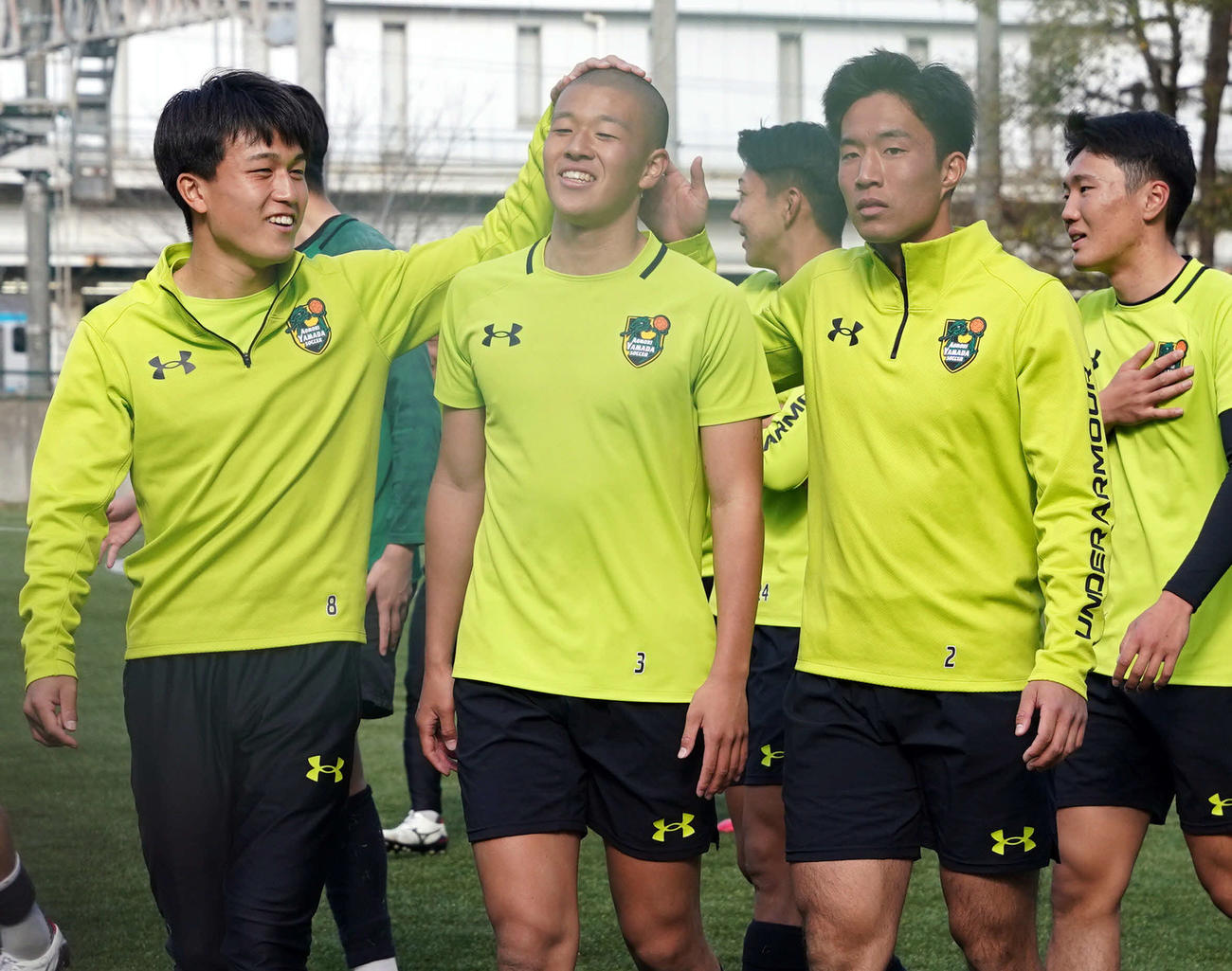 「御利益あり？」青森山田・小沼（中央）の頭をなでる、左から川原、1人おいて小林（撮影・たえ見朱実）