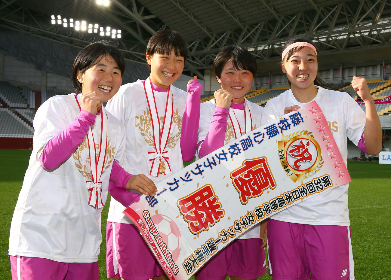 藤枝順心対十文字　日本一となり喜びを分かち合う藤枝順心の選手たち（撮影・上山淳一）