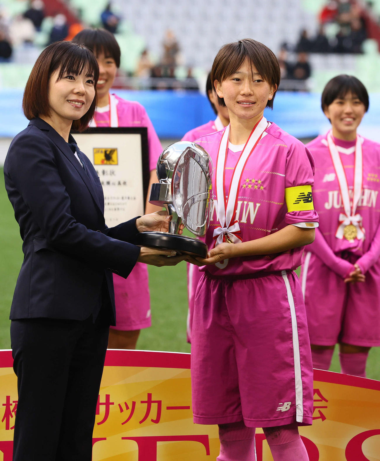 藤枝順心対十文字　優勝トロフィーを手に笑顔を見せる藤枝順心・大川主将（右）（撮影・上山淳一）