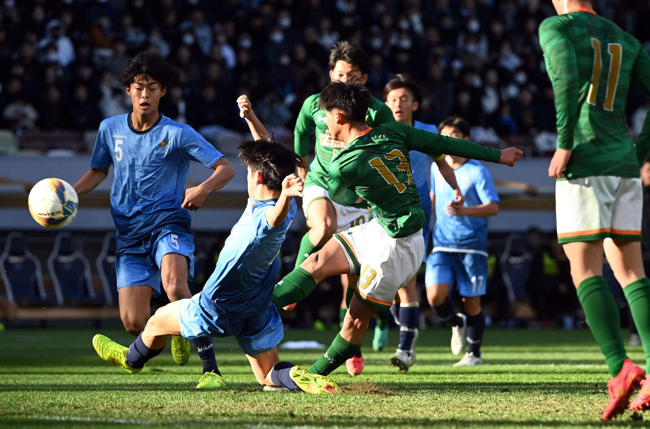 青森山田対近江　前半、先制ゴールを決める青森山田・福島（撮影・たえ見朱実）