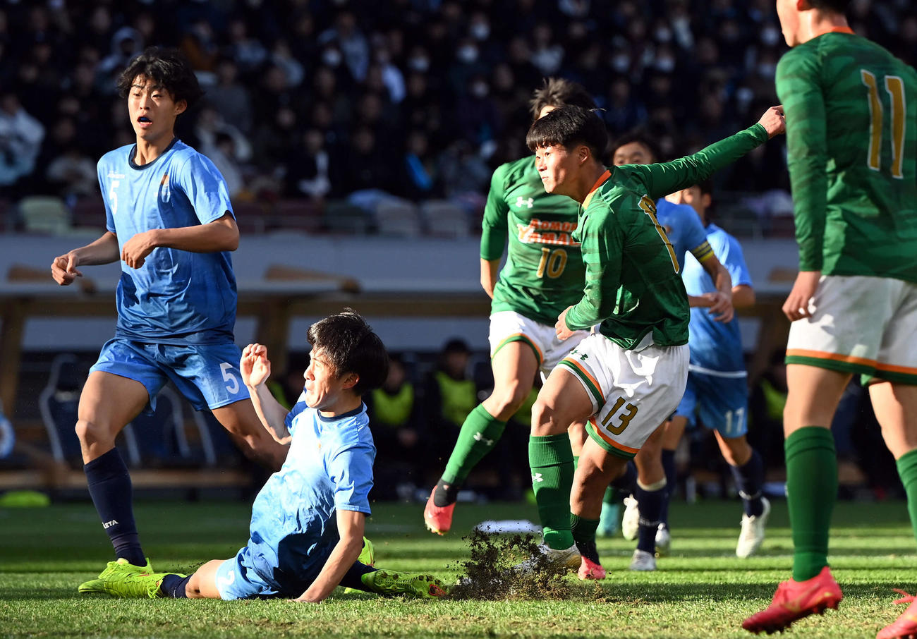 青森山田対近江　前半、先制ゴールを決める青森山田・福島（撮影・たえ見朱実）