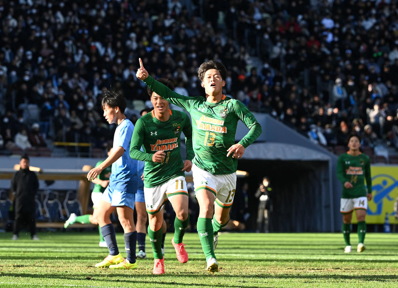 青森山田対近江　前半、先制ゴールを決め喜ぶ青森山田・福島（撮影・たえ見朱実）
