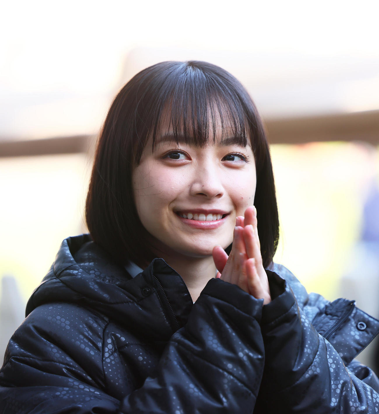 試合前、笑顔を見せる大会応援マネジャーの藤■（■は崎の大が立の下の横棒なし）ゆみあ（撮影・足立雅史）