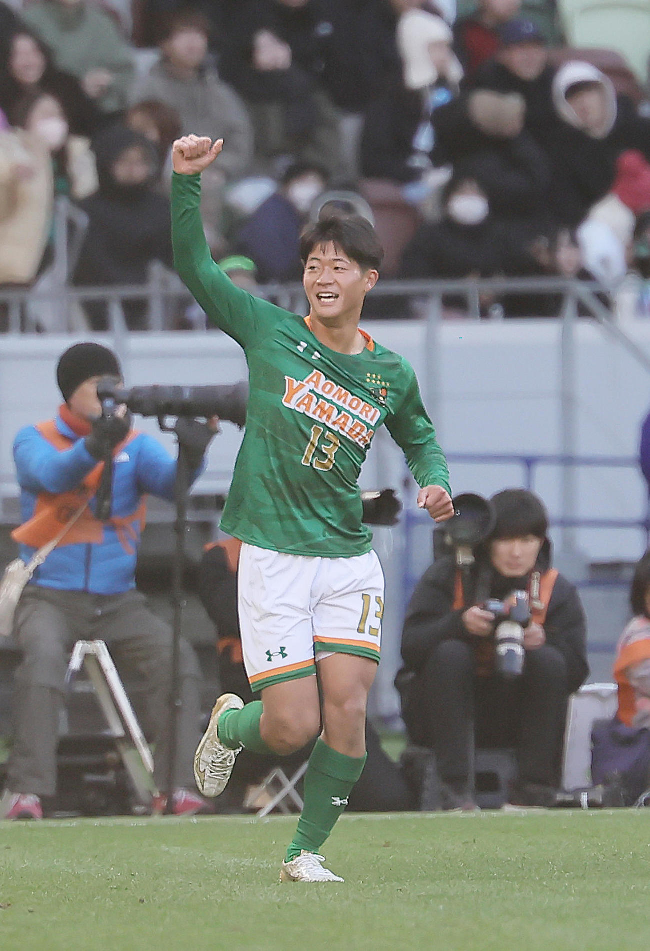 青森山田対近江　前半、ゴールを決め喜ぶ青森山田・福島（撮影・足立雅史）