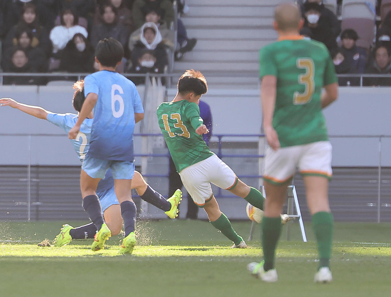 青森山田対近江　前半、ゴールを決める青森山田・福島（右から2人目）（撮影・足立雅史）