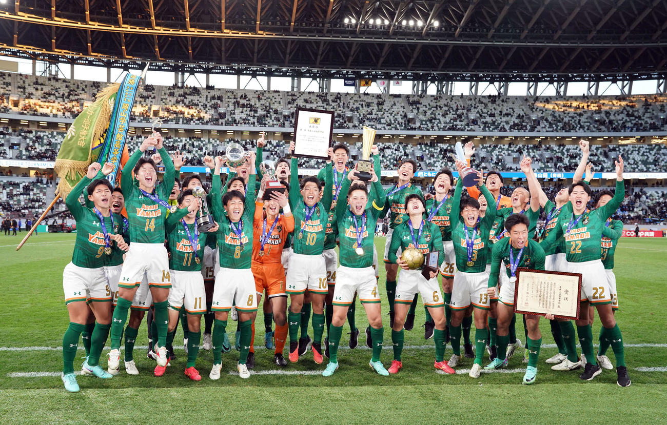 青森山田対近江　優勝を飾り喜びを爆発させる青森山田イレブン（撮影・たえ見朱実）