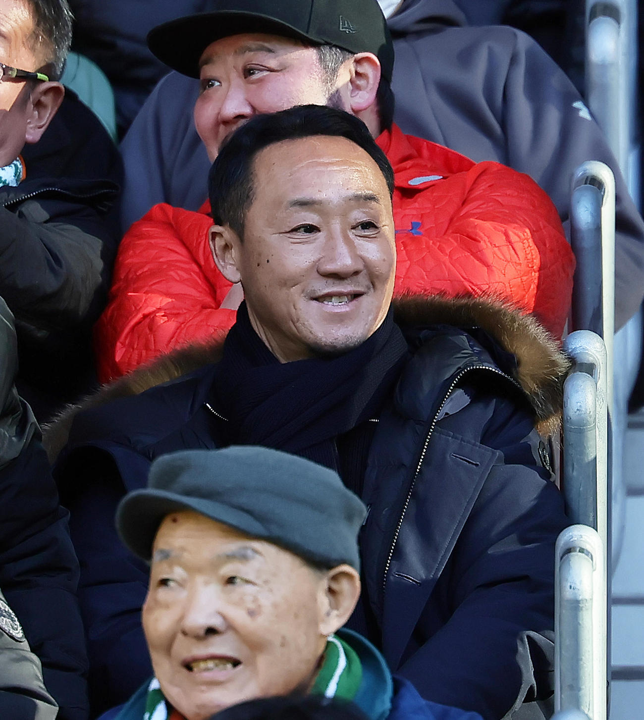 青森山田対近江　試合を観戦する青森山田の前監督で現町田の黒田監督（撮影・足立雅史）