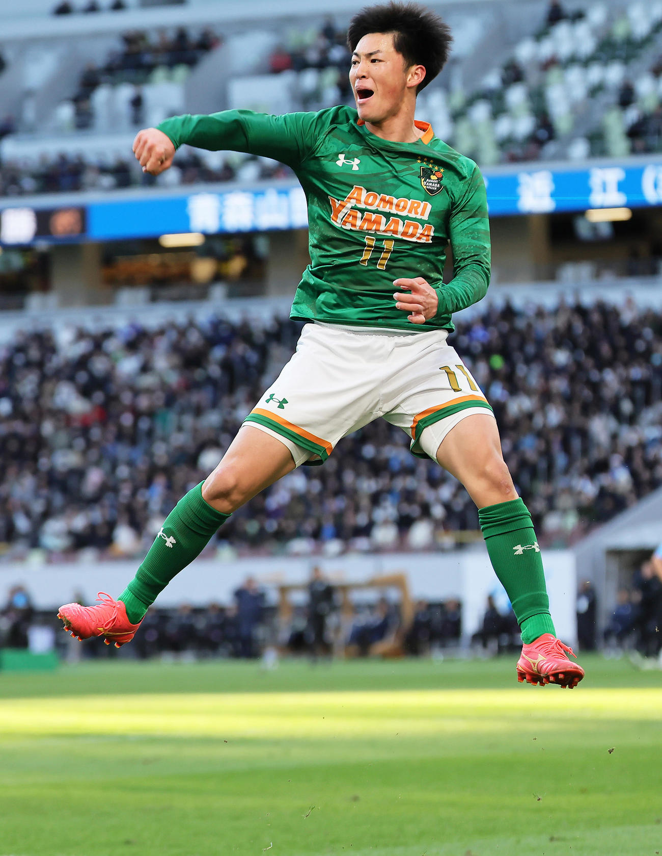 青森山田対近江　後半、ゴールを決めジャンプして喜ぶ青森山田・米谷（撮影・足立雅史）