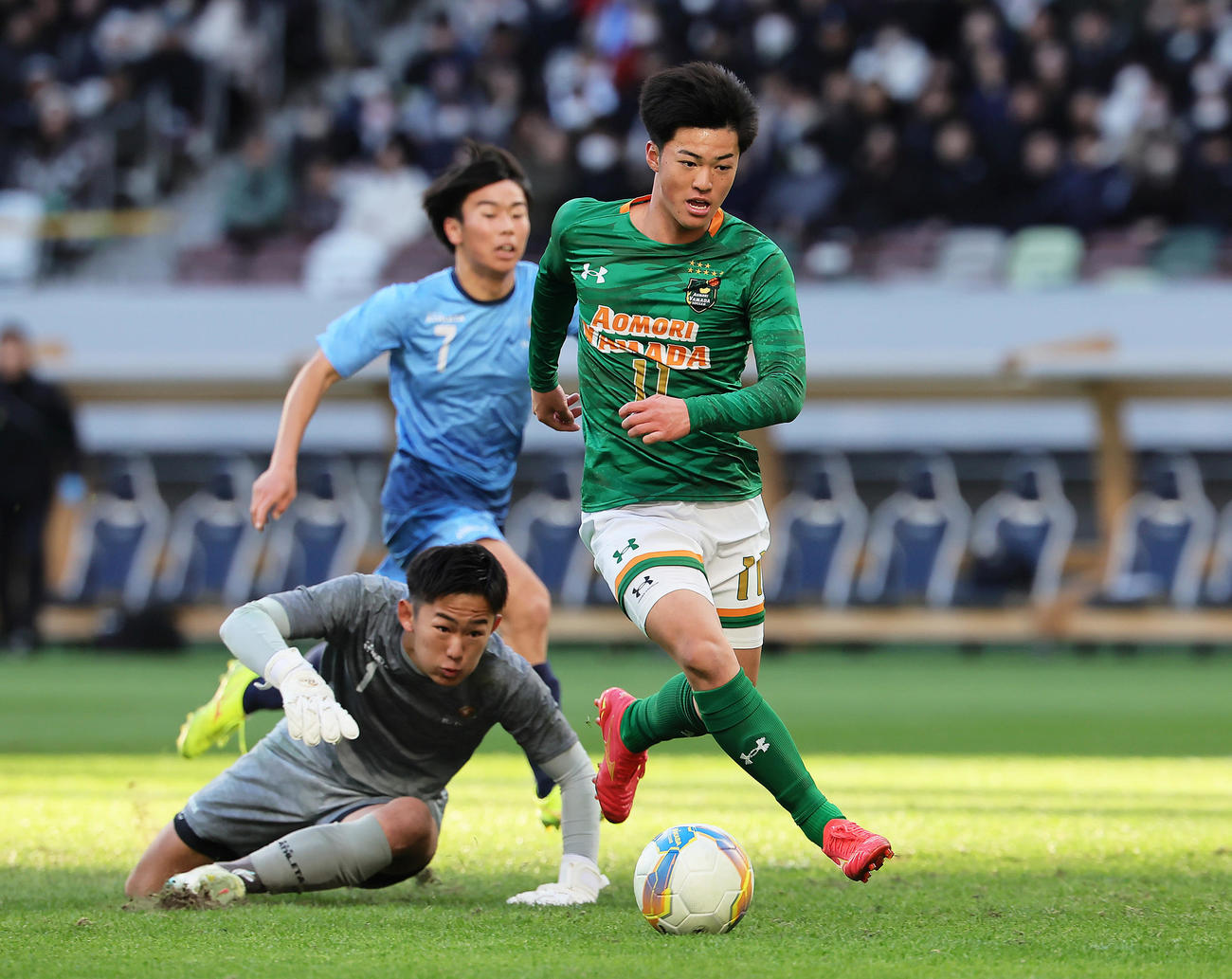 青森山田対近江　後半、相手GKを交わしゴールを決める青森山田・米谷（右）（撮影・足立雅史）