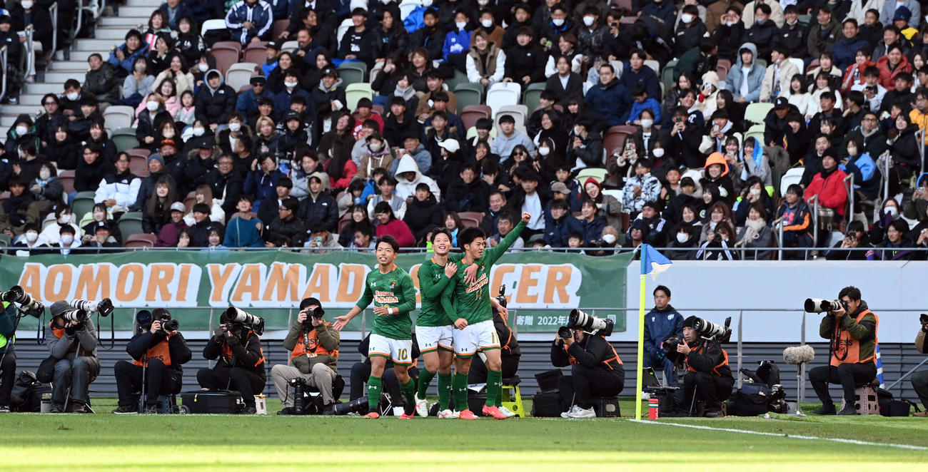 青森山田対近江　後半、勝ち越しのゴールを決めポーズを決める青森山田・米谷（右）（撮影・たえ見朱実）