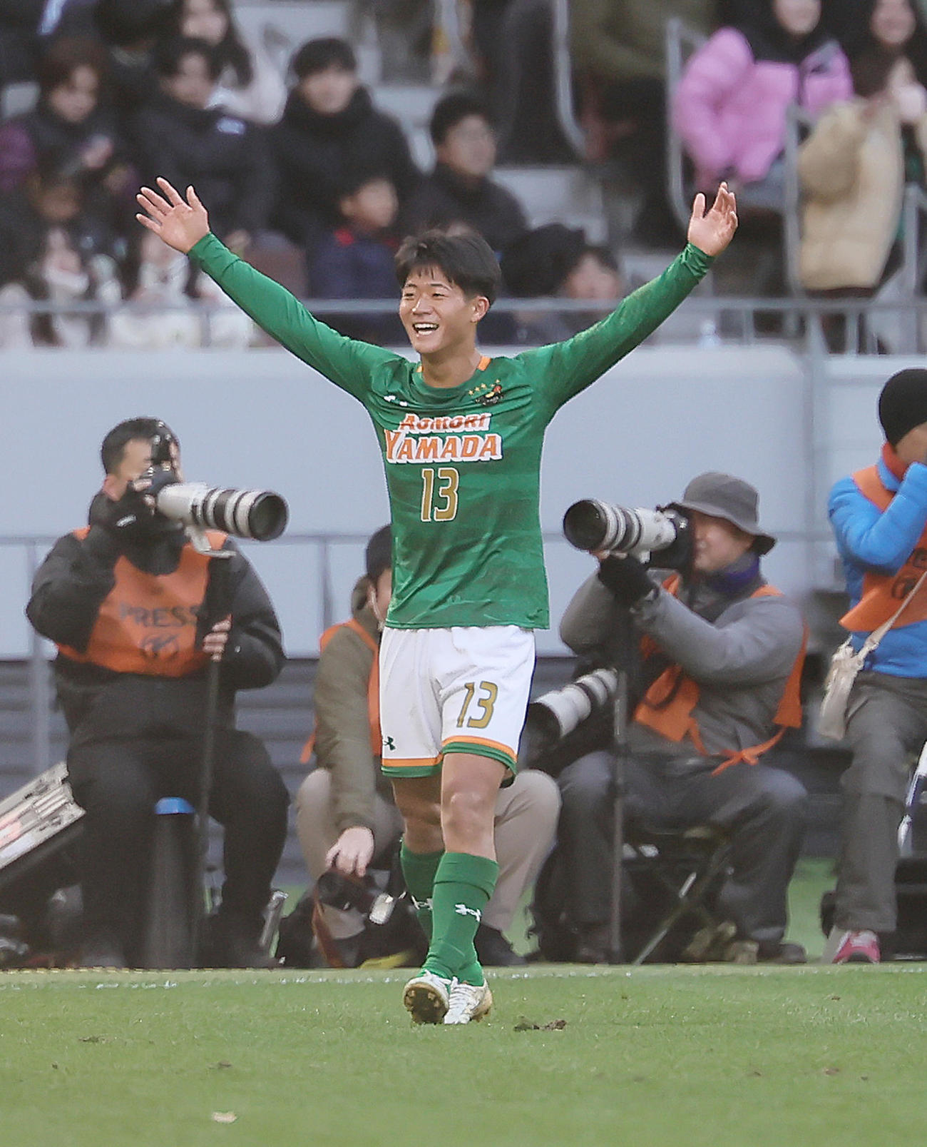 青森山田対近江　前半、ゴールを決め喜ぶ青森山田・福島（撮影・足立雅史）