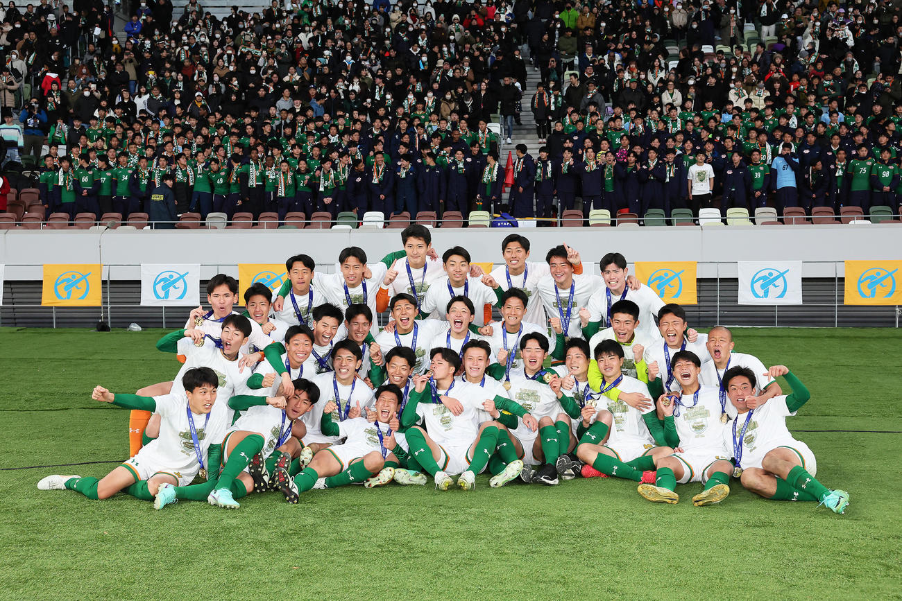 青森山田対近江　応援席を背に記念撮影に笑顔を見せる優勝の青森山田（撮影・足立雅史）