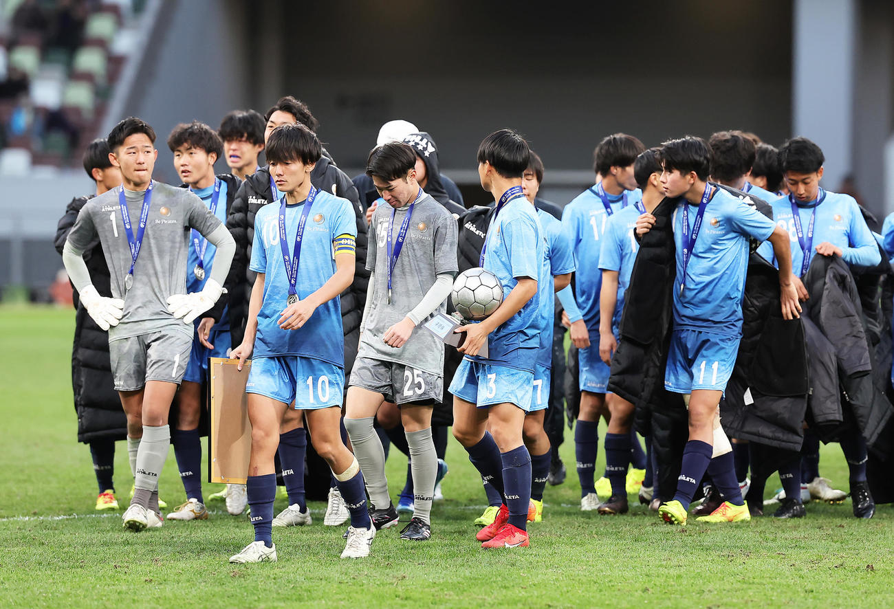 青森山田対近江　敗れた近江の選手ら（撮影・足立雅史）