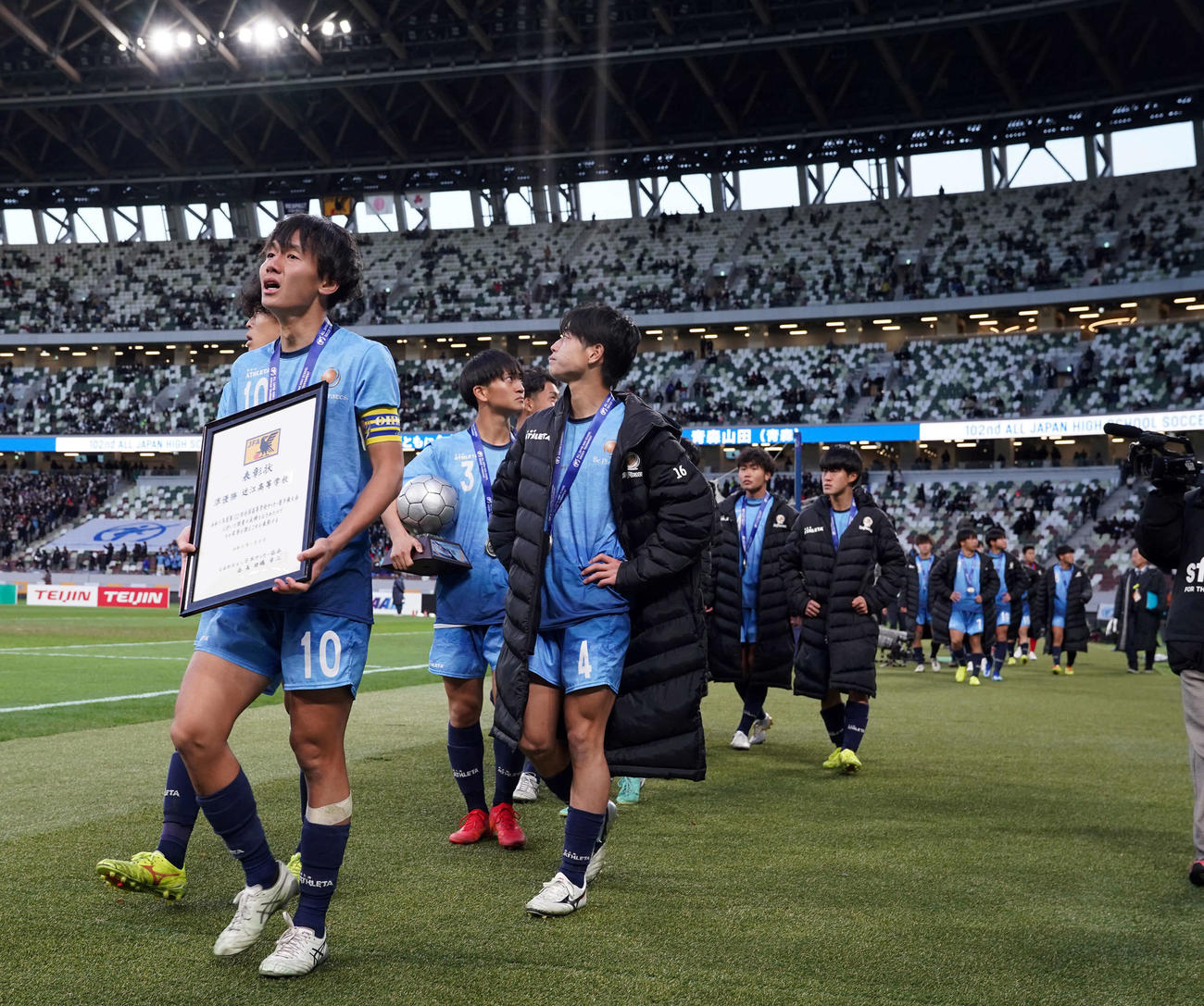 青森山田対近江　準優勝に終わりがっくり肩を落とす近江のキャプテン金山（撮影・たえ見朱実）