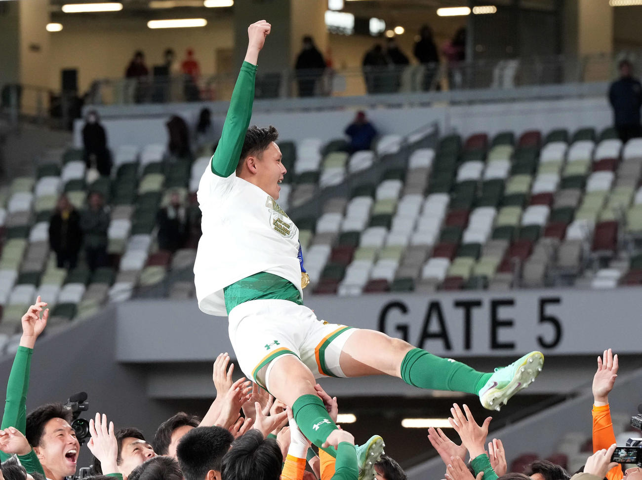 青森山田対近江　胴上げされる青森山田のキャプテン山本（撮影・たえ見朱実）