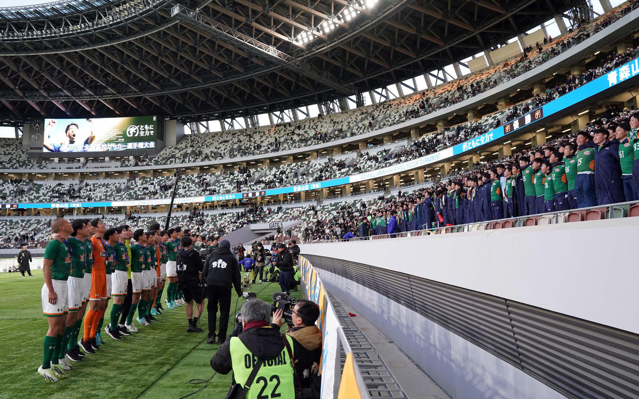 青森山田対近江　優勝を飾り応援団とともに歓喜のダンスを踊る青森山田イレブン（撮影・たえ見朱実）