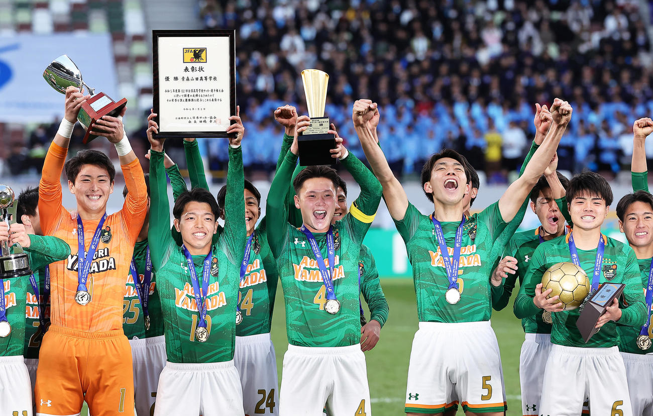 青森山田対近江　優勝を決め歓喜する青森山田（撮影・足立雅史）