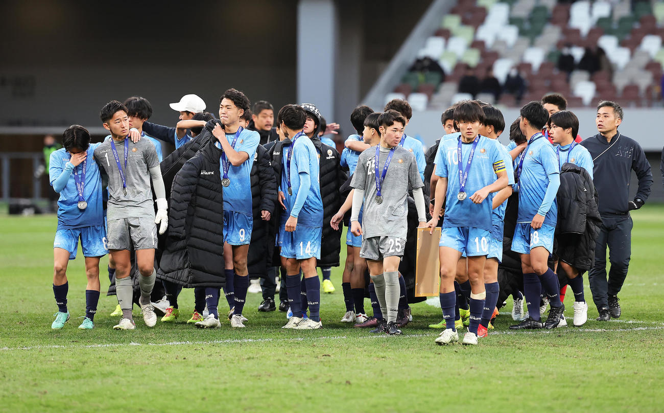 青森山田対近江　敗れた近江の選手ら（撮影・足立雅史）
