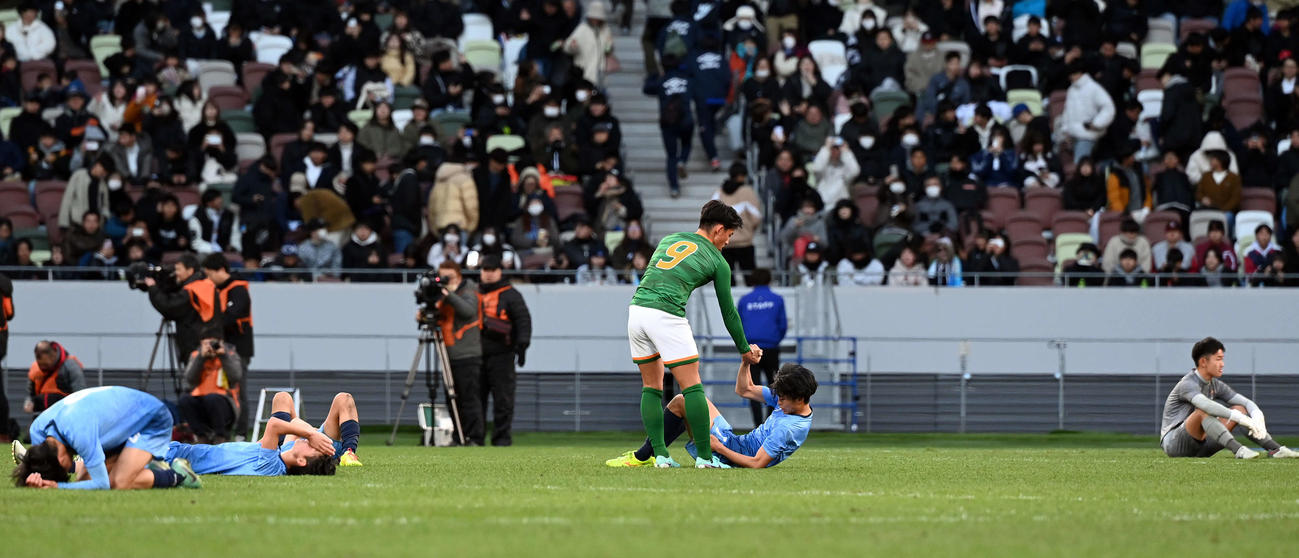 青森山田対近江　優勝した青森山田・津島（中央）は倒れ込んだ近江・西村に手を貸す（撮影・たえ見朱実）