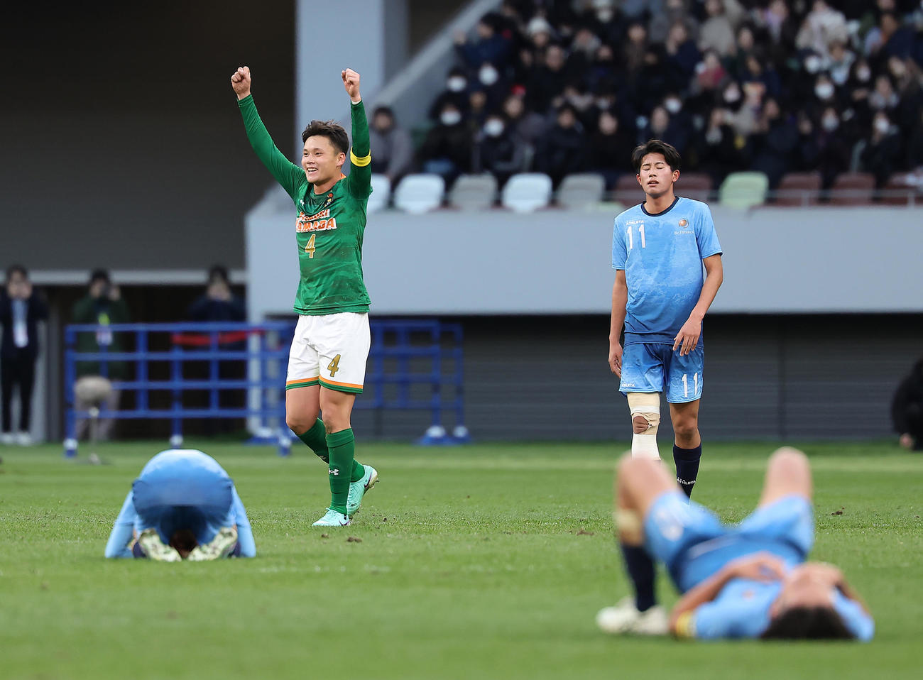 青森山田対近江　優勝を決めガッツポーズする青森山田・山本（左から2人目）（撮影・足立雅史）