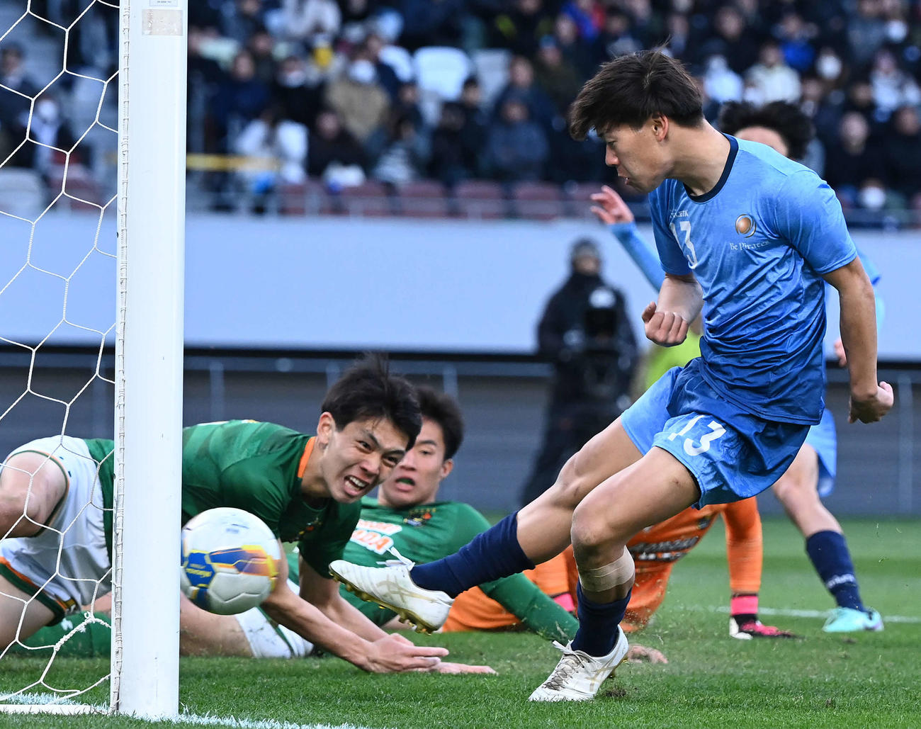 青森山田対近江　後半、同点ゴールを決める近江・山本（右）（撮影・たえ見朱実）