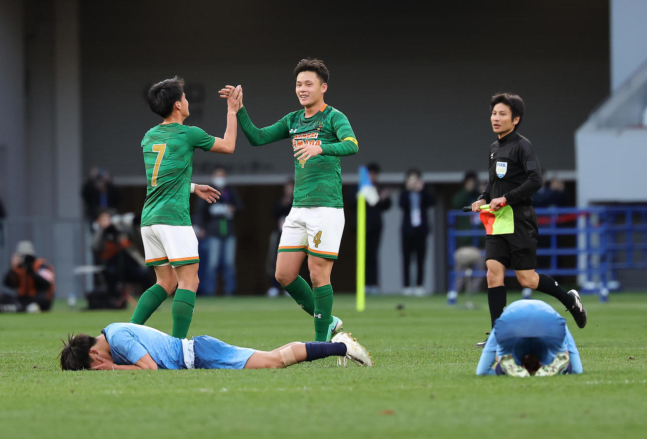 青森山田対近江　優勝を決めタッチを交わす青森山田・山本（右）（撮影・足立雅史）