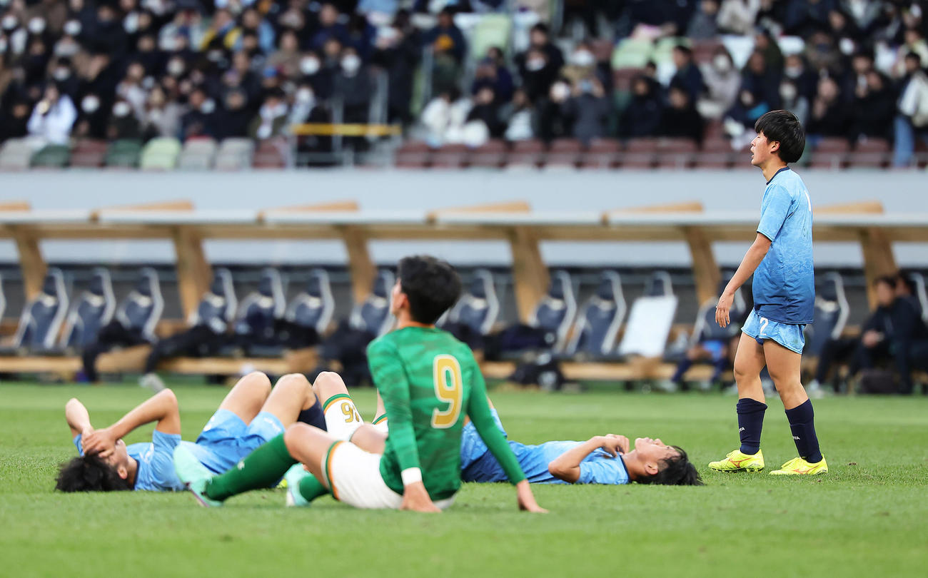 青森山田対近江　敗れ、がっくりとする近江・安田（右端）ら（撮影・足立雅史）