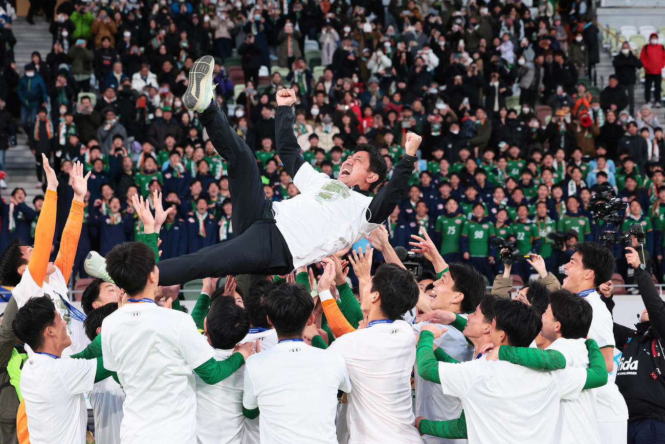 青森山田対近江　2大会ぶり優勝の青森山田・正木監督は選手に胴上げされ笑顔（撮影・足立雅史）
