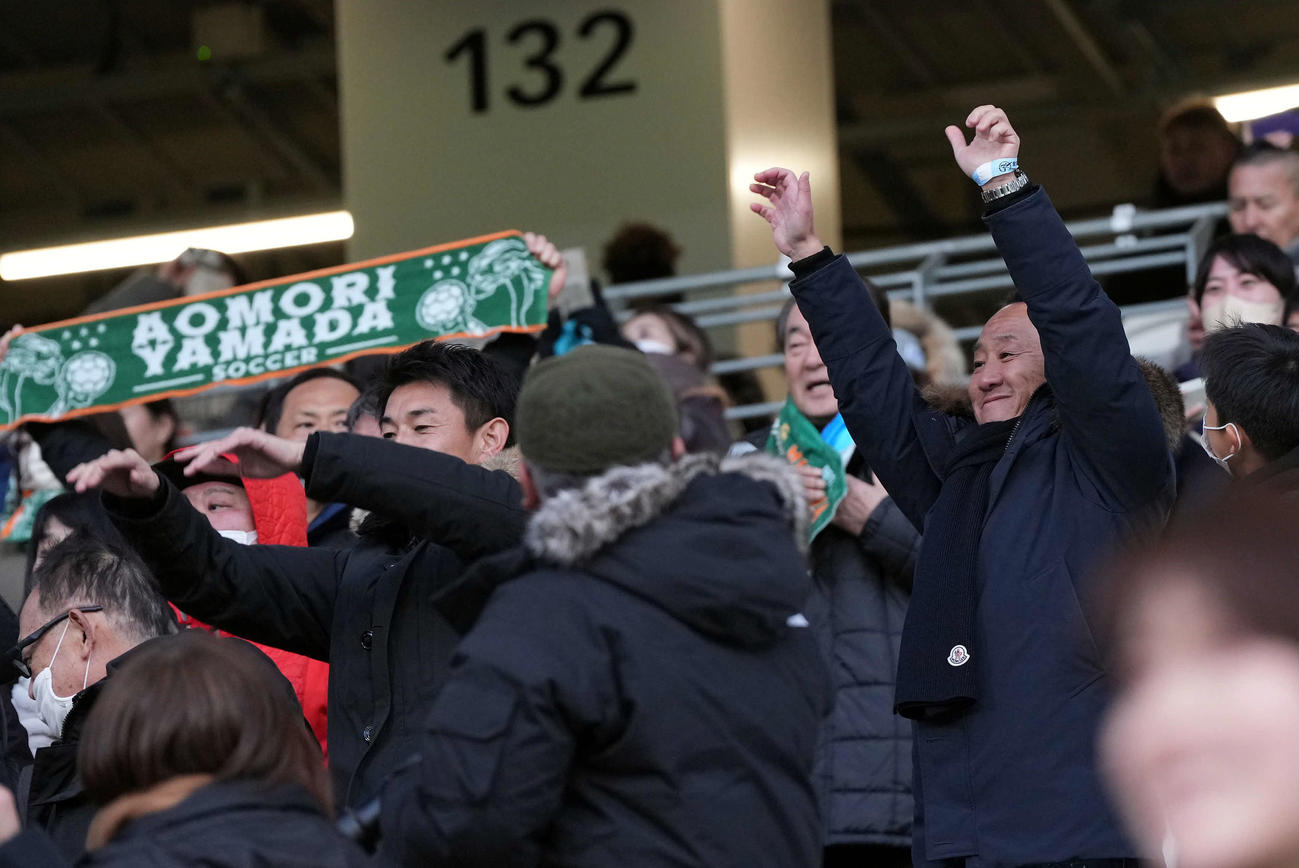 青森山田対近江　優勝を飾った青森山田イレブンにガッツポーズをする町田の町田の黒田監督（撮影・たえ見朱実）
