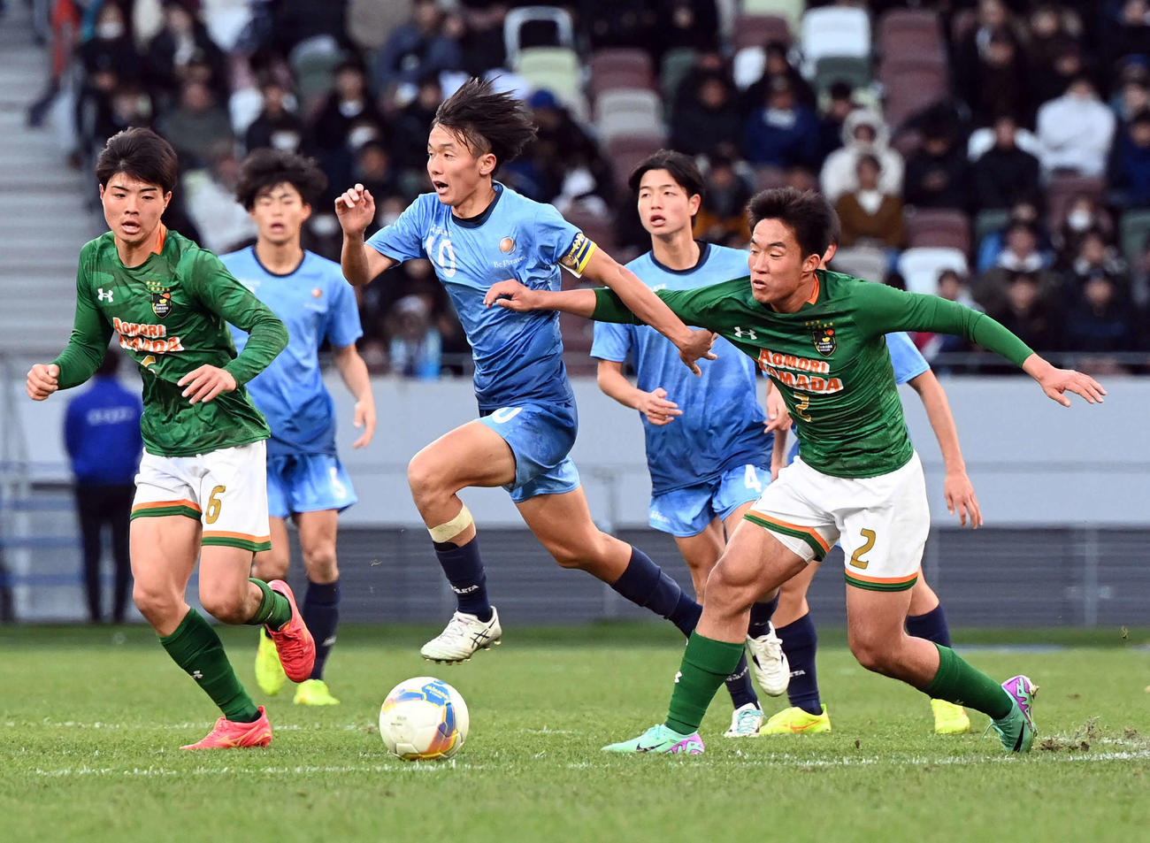 青森山田対近江　後半、ドリブルで上がる近江・金山（中央）。左から青森山田・菅沢1人おいて小林（撮影・たえ見朱実）