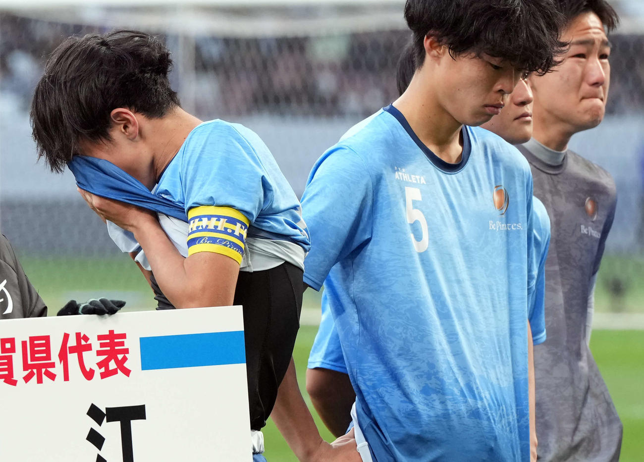 青森山田対近江　青森山田に敗れ、泣きじゃくる近江のキャプテン金山（撮影・たえ見朱実）