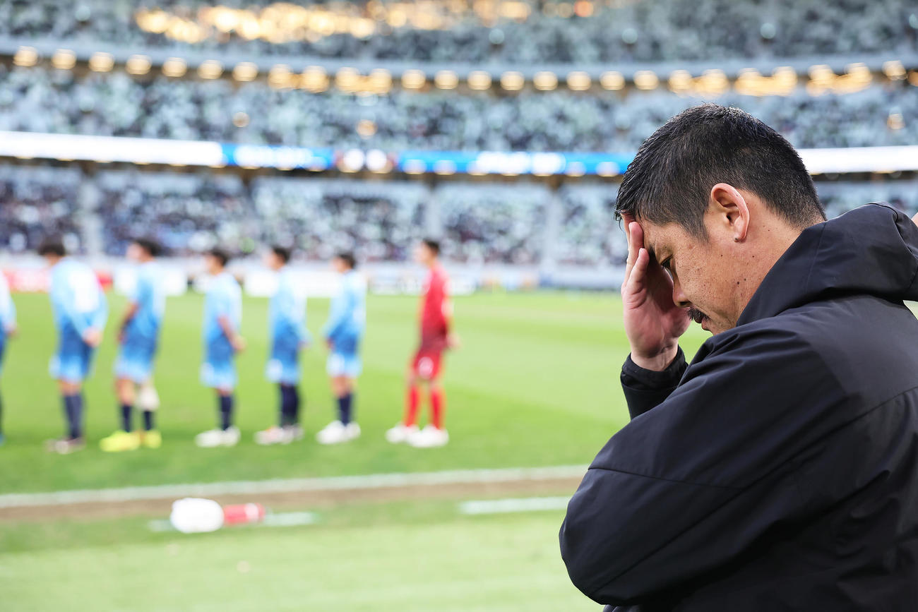 青森山田対近江　敗れ、がっくりとうつむく近江・前田監督（撮影・足立雅史）