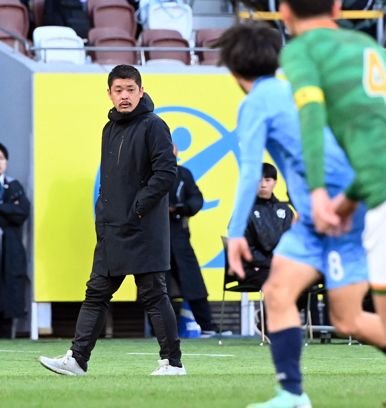 青森山田対近江　戦況を見つめる近江・前田監督（撮影・たえ見朱実）