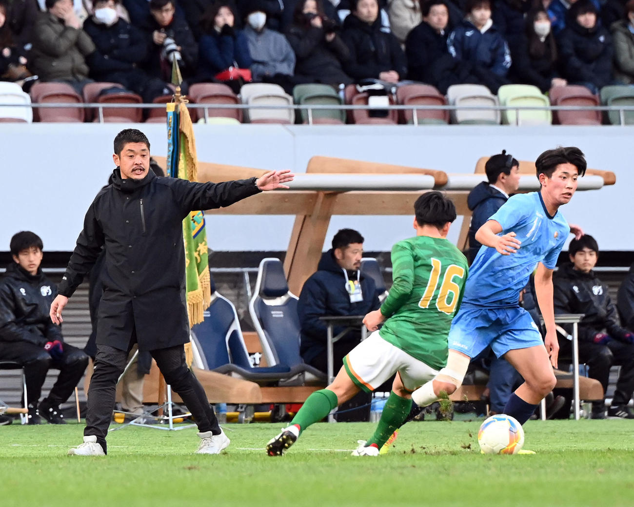 青森山田対近江　選手に指示を出す近江・前田監督（撮影・たえ見朱実）