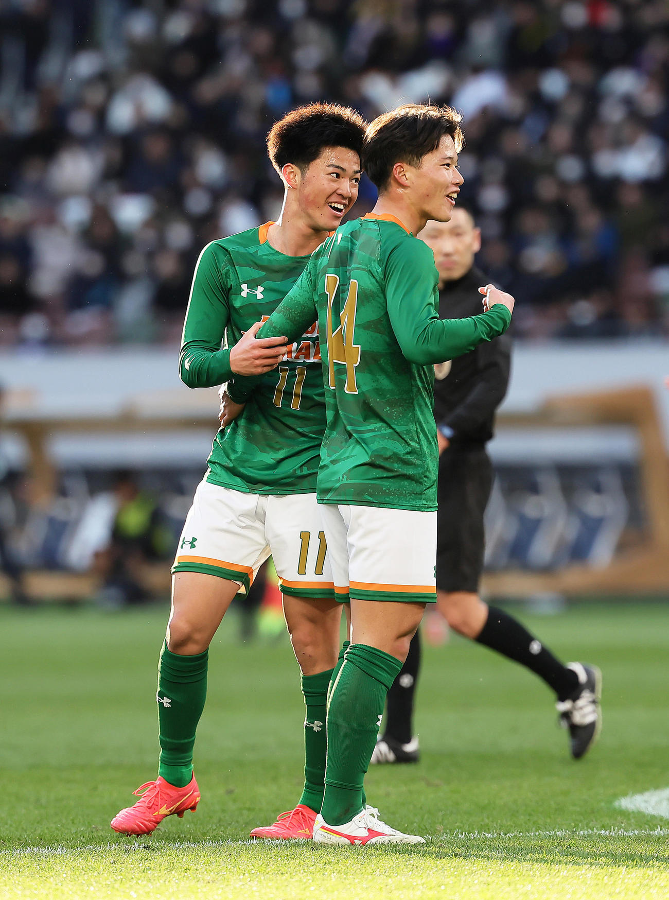 青森山田対近江　後半、オウンゴールで追加点を奪い喜ぶ青森山田・杉本（撮影・足立雅史）