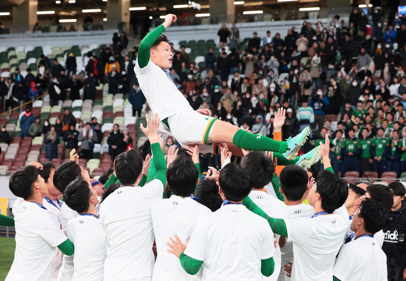 青森山田対近江　胴上げされる青森山田・山本（撮影・足立雅史）