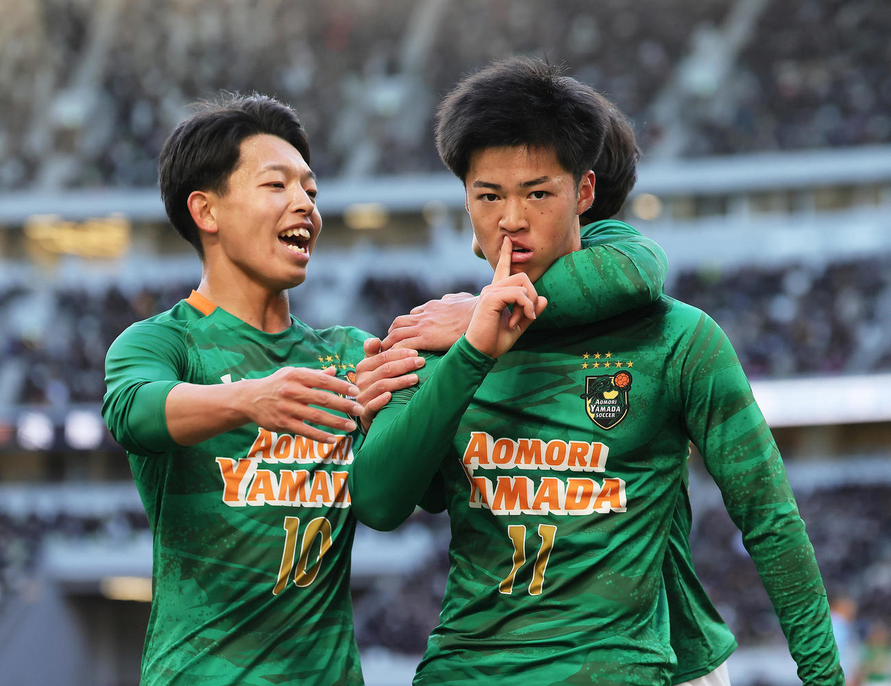 青森山田対近江　後半、ゴールを決め喜ぶ青森山田・米谷（右）（撮影・足立雅史）