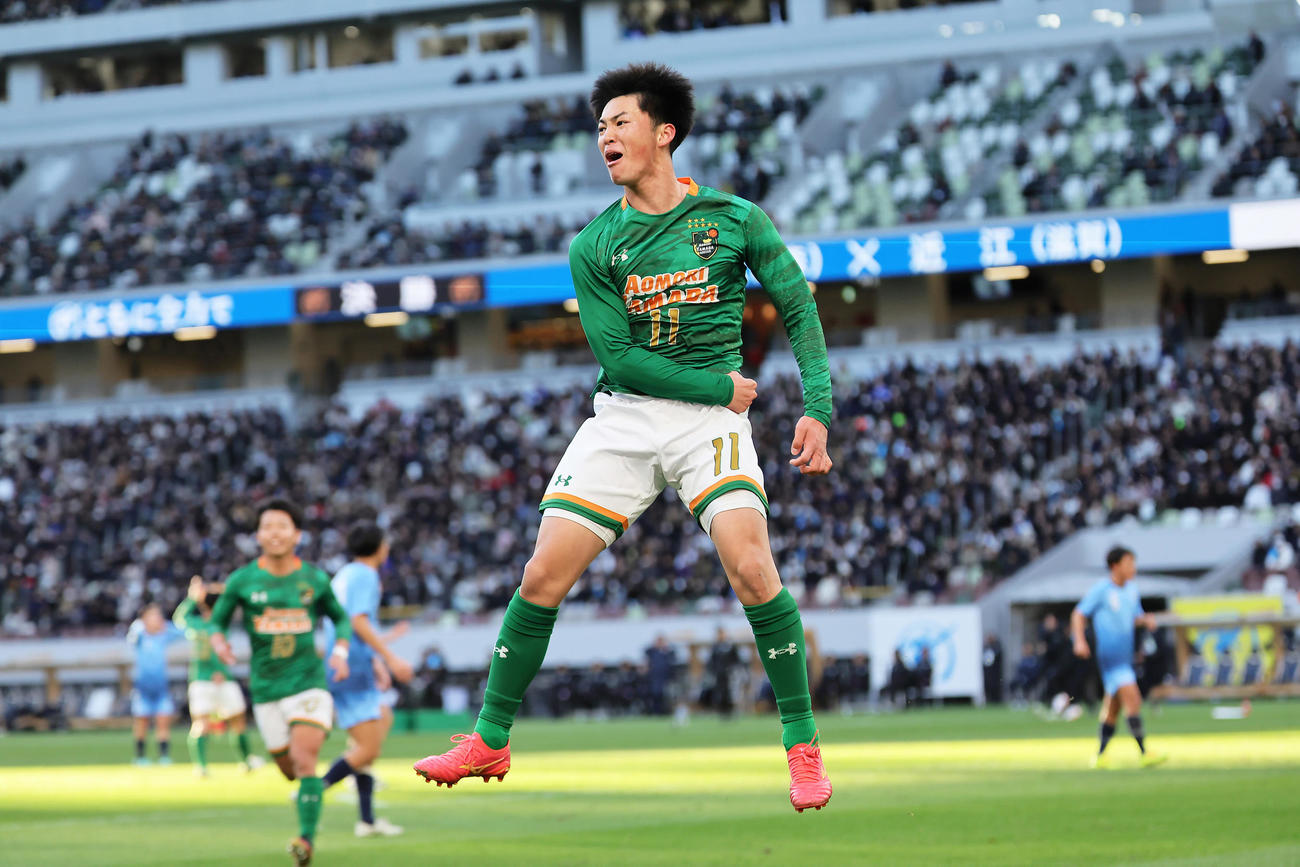 青森山田対近江　後半、ゴールを決めジャンプして喜ぶ青森山田・米谷（撮影・足立雅史）