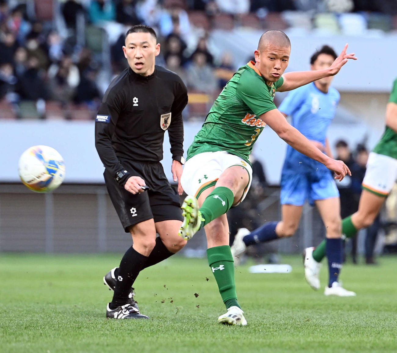 青森山田対近江　前半、シュートを放つ青森山田・小沼（撮影・たえ見朱実）