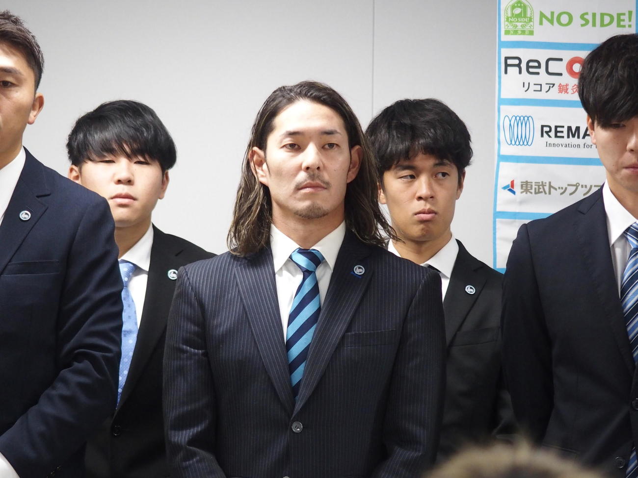 始動式に出席した新加入のFW重松健太郎（中央）（撮影・永田淳）