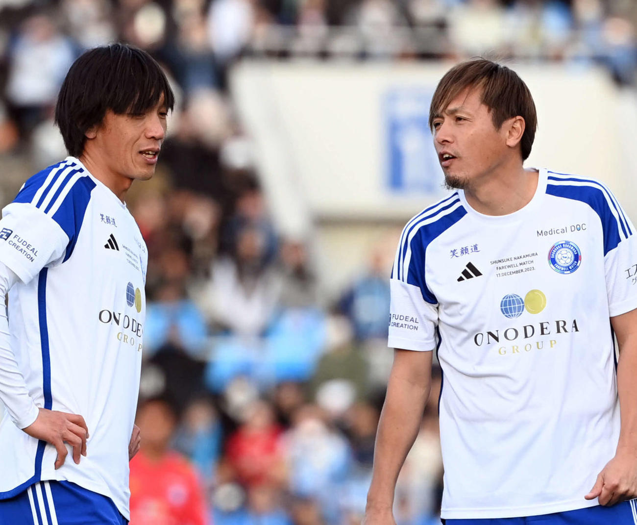 遠藤保仁（右）と中村俊輔氏（2023年12月撮影）