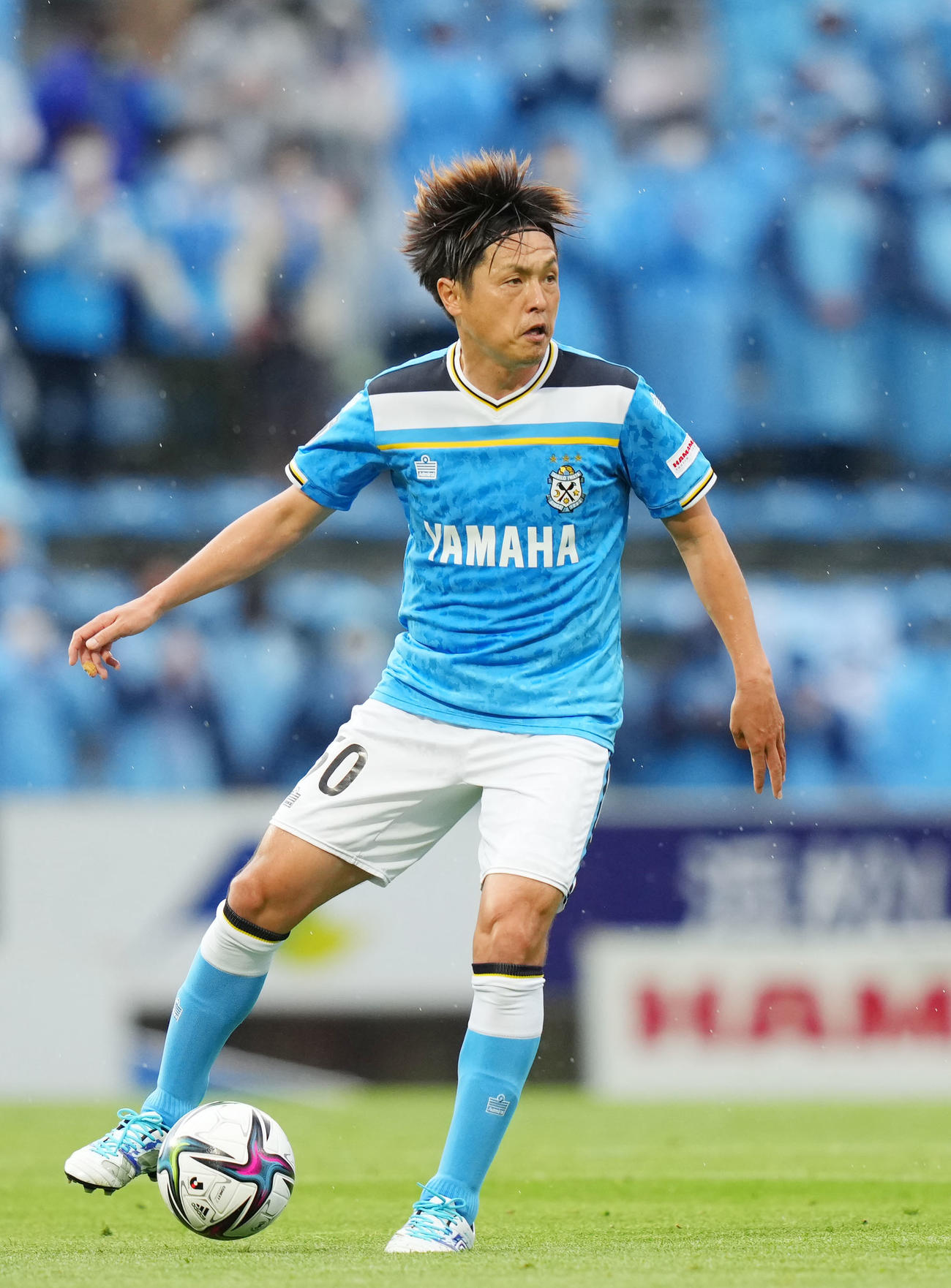 ドリブルする磐田MF遠藤保仁（2022年4月撮影）