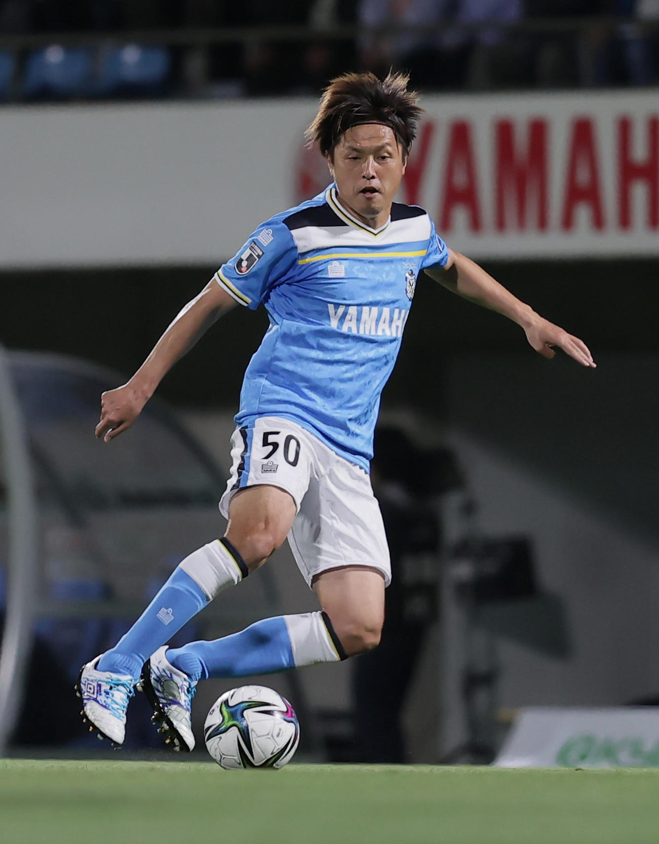 フェイントをする磐田MF遠藤保仁（2022年4月撮影）