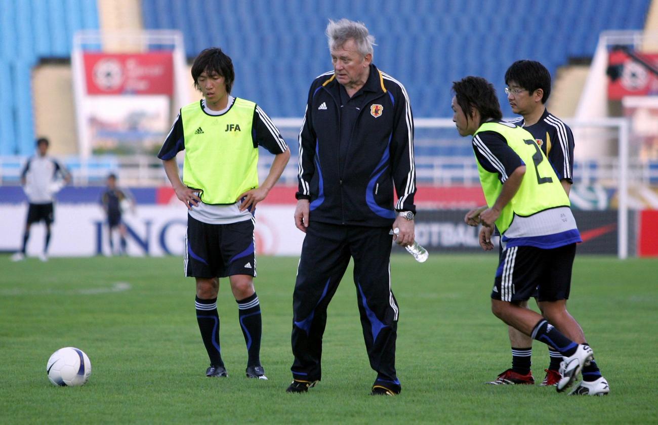 中村俊輔(左)と遠藤保仁にFKのアドバイスをするイビチャ・オシム監督（2007年7月撮影）